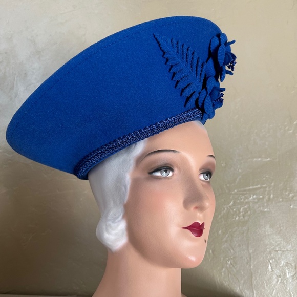 SOPHISTICATED 1970s' ROYAL BLUE HAT WITH WIDE UPTURNED BRIM + FELT "FLOWERS" - Picture 10 of 14